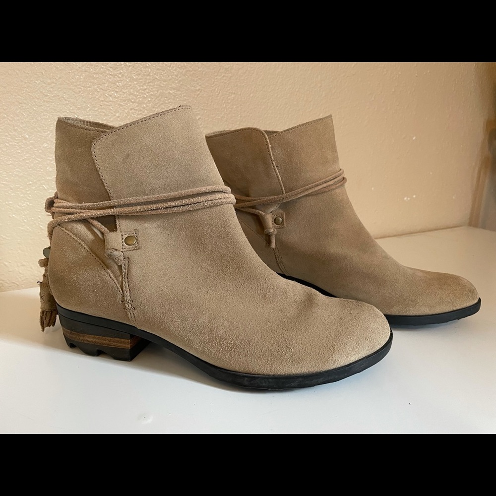 Sorel suede Farah short boots size 9.5